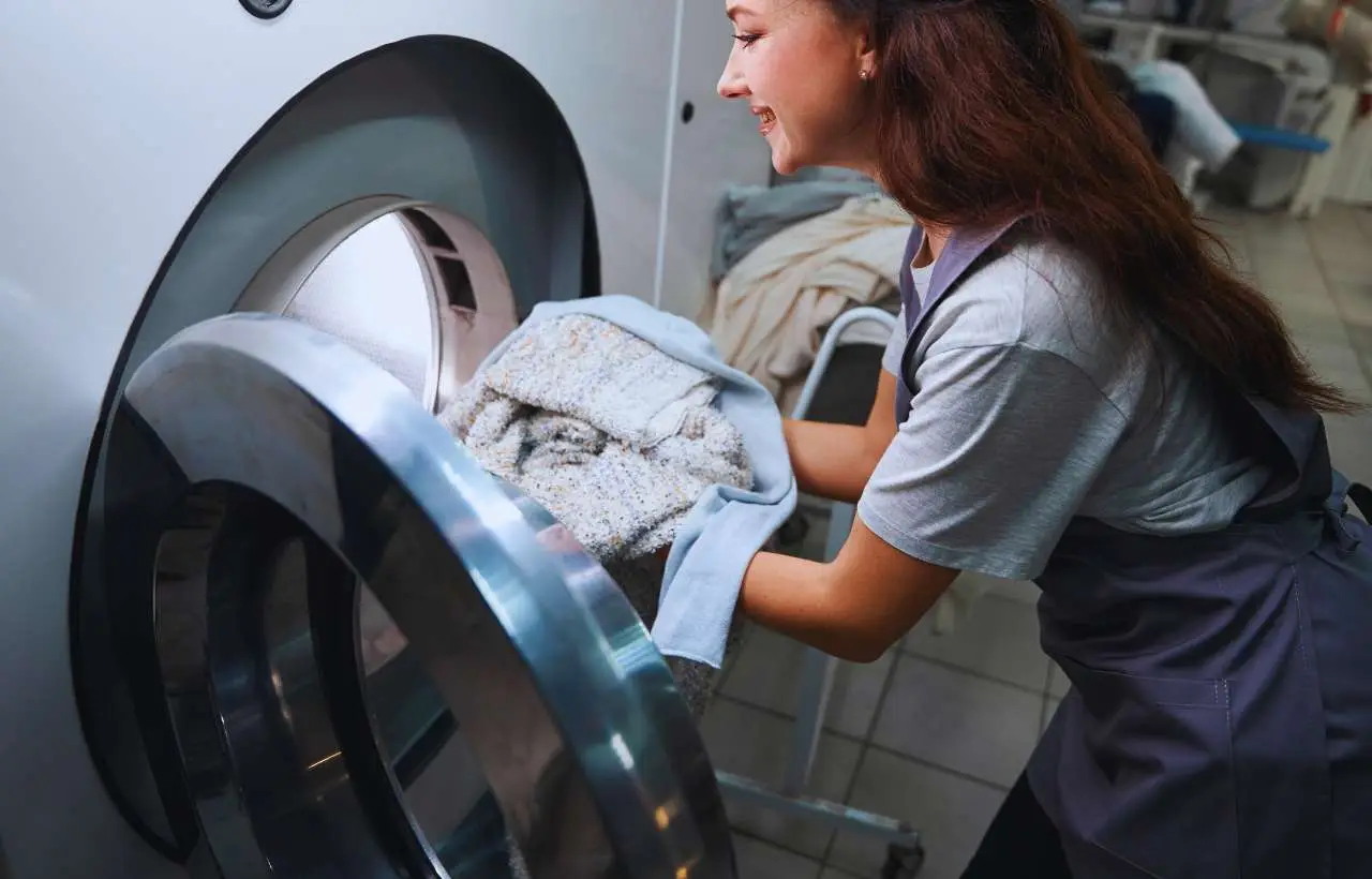 No pongas potenciadores de aroma en la secadora: este es el peligro oculto que corres