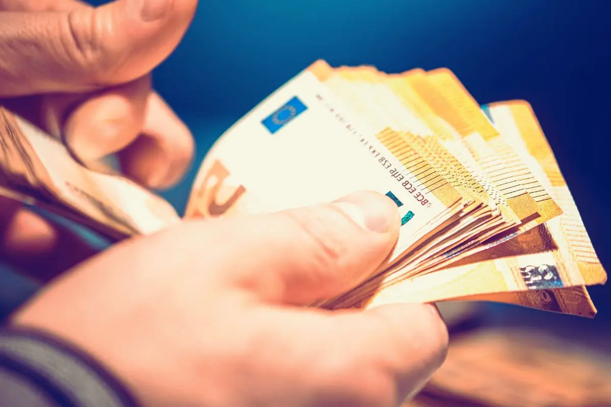 ¿Qué ocurre realmente en la economía cuando hay demasiado dinero circulando?