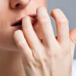 No te tapes la boca con la mano al toser o estornudar: este es el gesto correcto para no contagiar