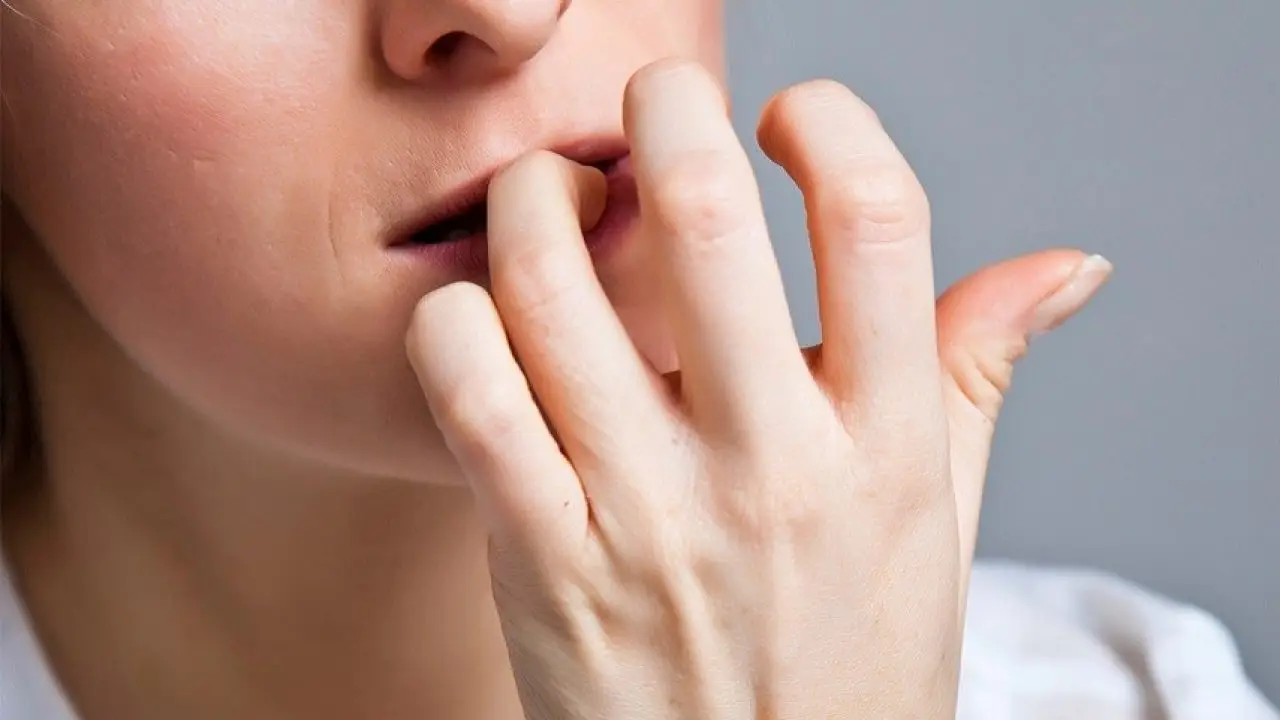 No te tapes la boca con la mano al toser o estornudar: este es el gesto correcto para no contagiar